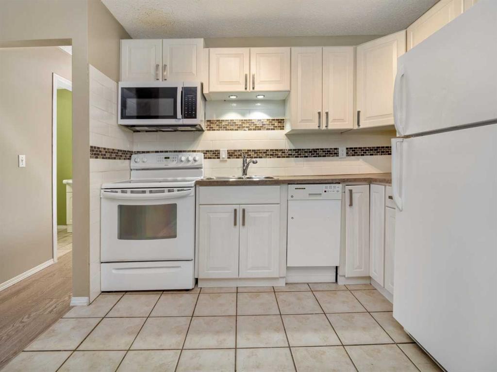 1-269 Laval Boulevard West, Lethbridge, AB - Indoor Photo Showing Kitchen With Double Sink