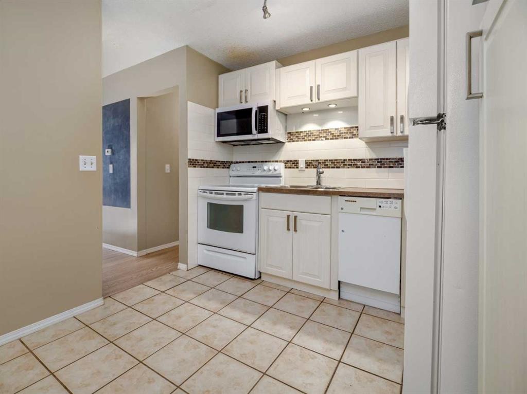 1-269 Laval Boulevard West, Lethbridge, AB - Indoor Photo Showing Kitchen