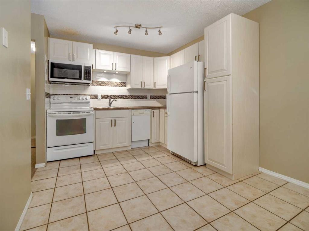 1-269 Laval Boulevard West, Lethbridge, AB - Indoor Photo Showing Kitchen