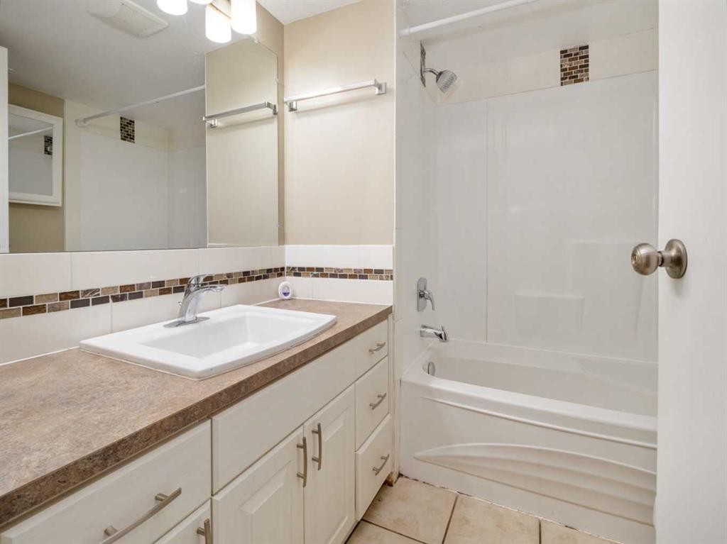 1-269 Laval Boulevard West, Lethbridge, AB - Indoor Photo Showing Bathroom