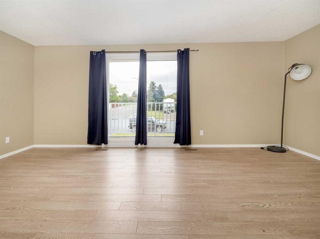 1-269 Laval Boulevard West, Lethbridge, AB - Indoor Photo Showing Other Room