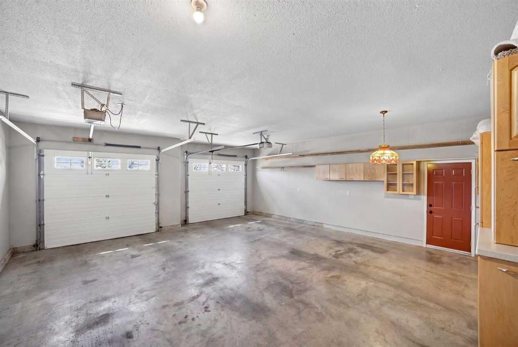 135 Garrison Drive, Fort Macleod, AB - Indoor Photo Showing Garage