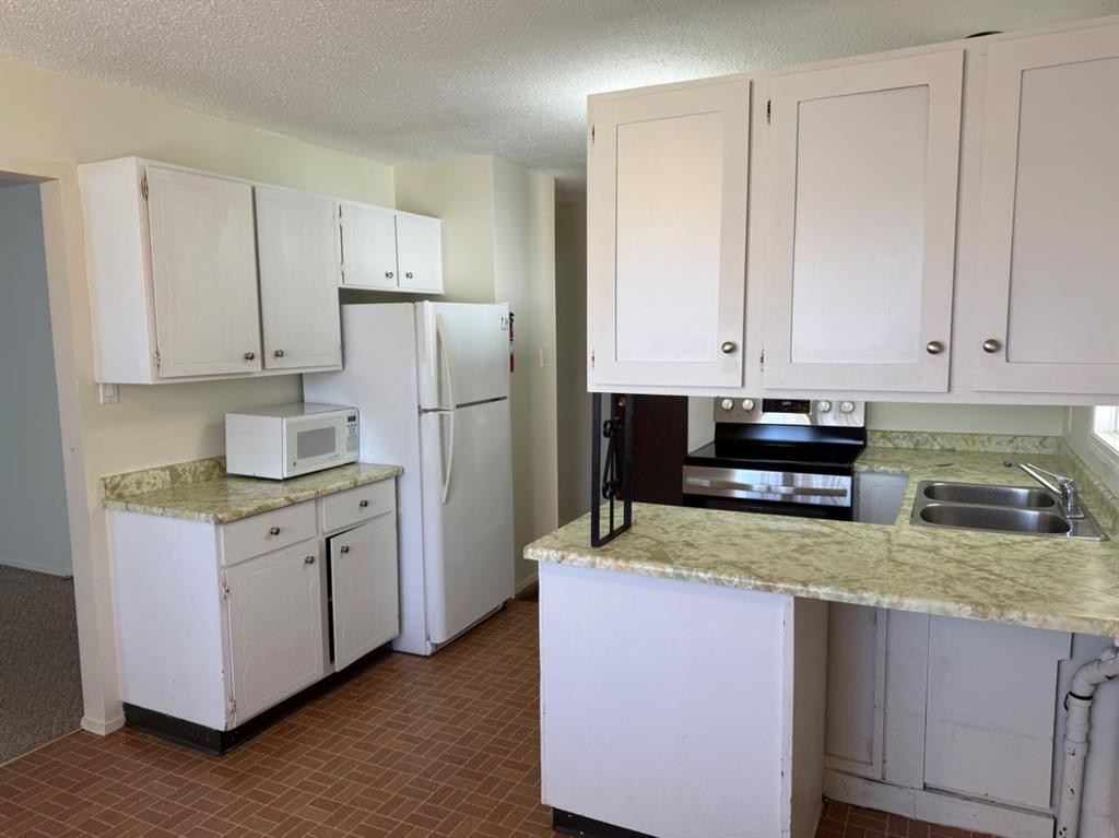 232 Rubie Crescent, Nobleford, AB - Indoor Photo Showing Kitchen With Double Sink