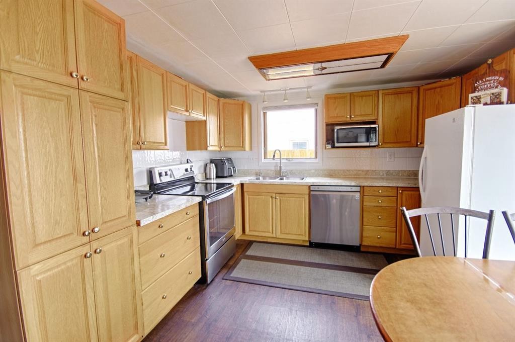 5109 44 Ave, Taber, AB - Indoor Photo Showing Kitchen