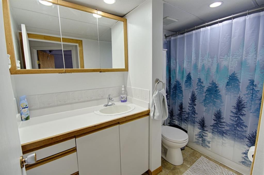 5109 44 Ave, Taber, AB - Indoor Photo Showing Bathroom