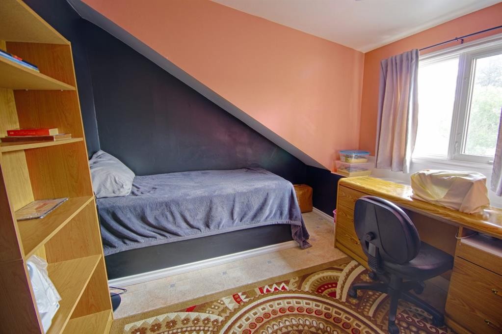 5109 44 Ave, Taber, AB - Indoor Photo Showing Bedroom