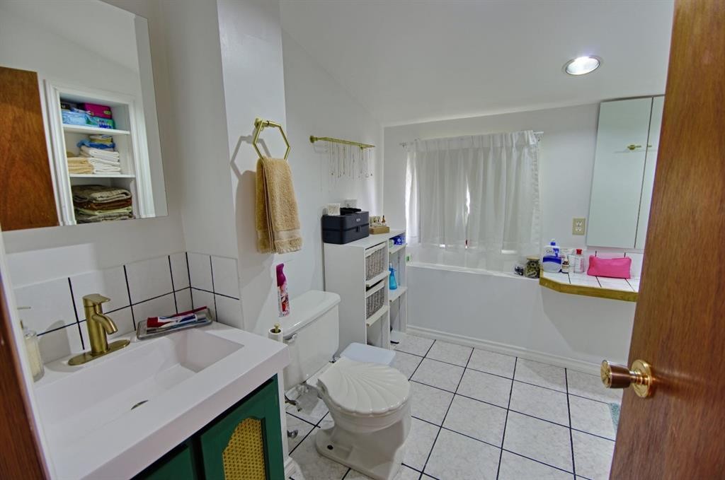 5109 44 Ave, Taber, AB - Indoor Photo Showing Bathroom