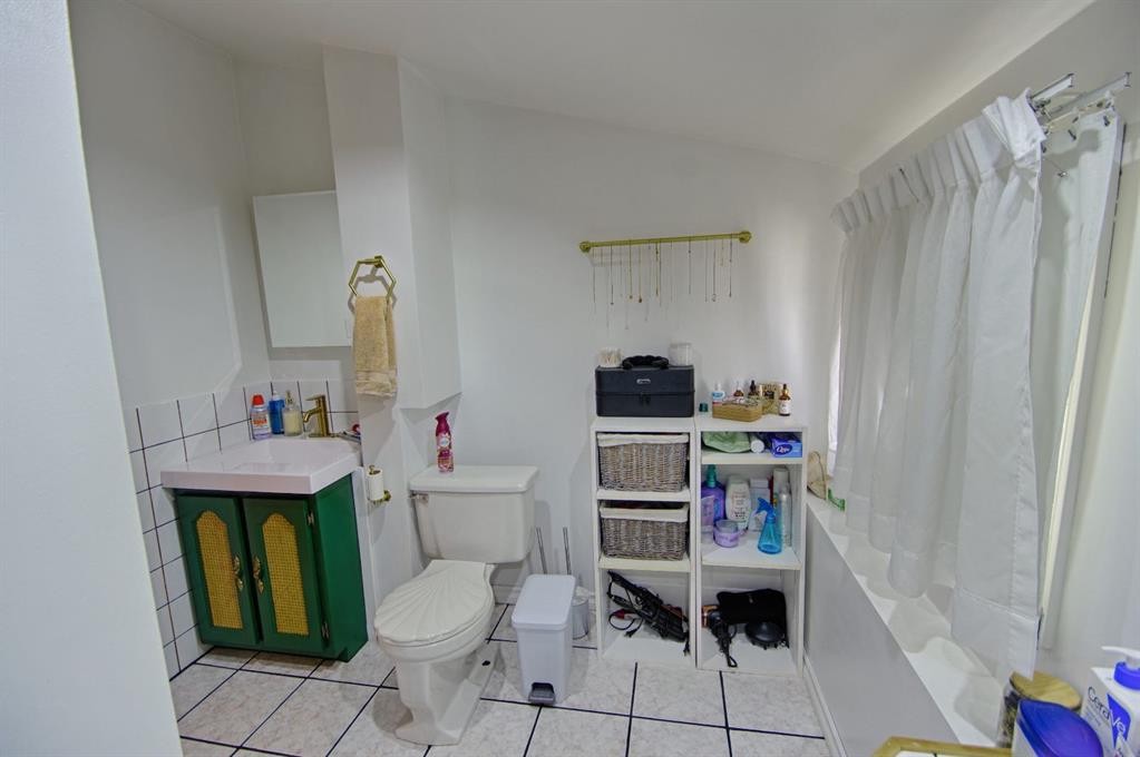 5109 44 Ave, Taber, AB - Indoor Photo Showing Bathroom