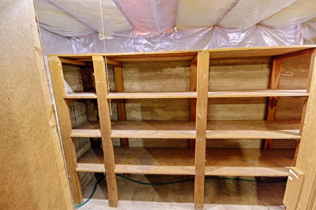 5109 44 Ave, Taber, AB - Indoor With Storage