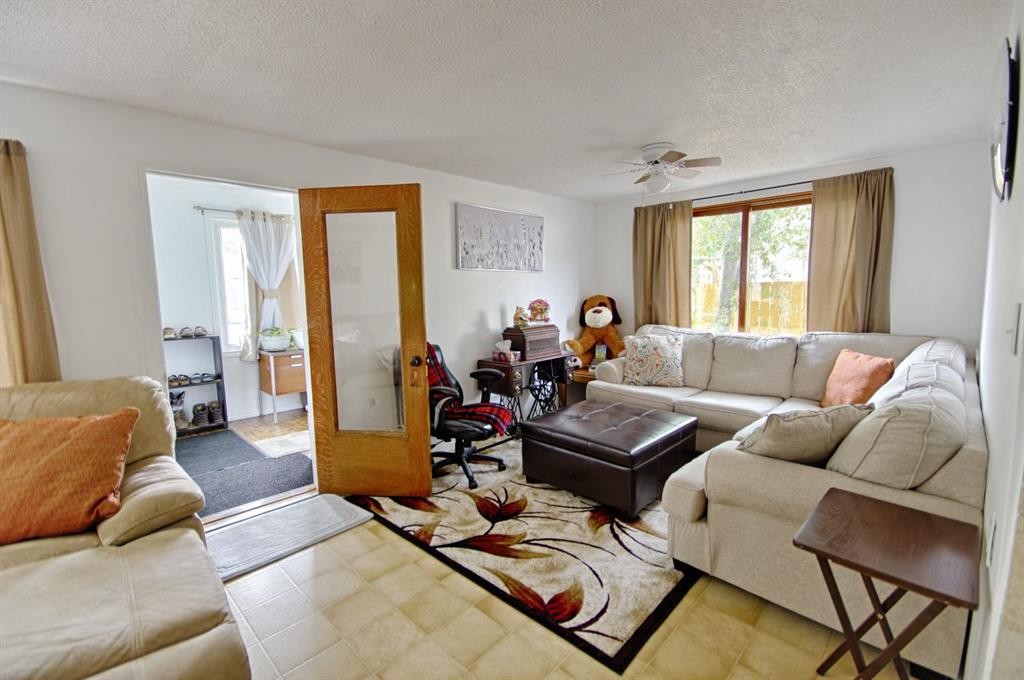 5109 44 Ave, Taber, AB - Indoor Photo Showing Living Room