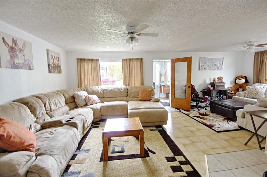 5109 44 Ave, Taber, AB - Indoor Photo Showing Living Room
