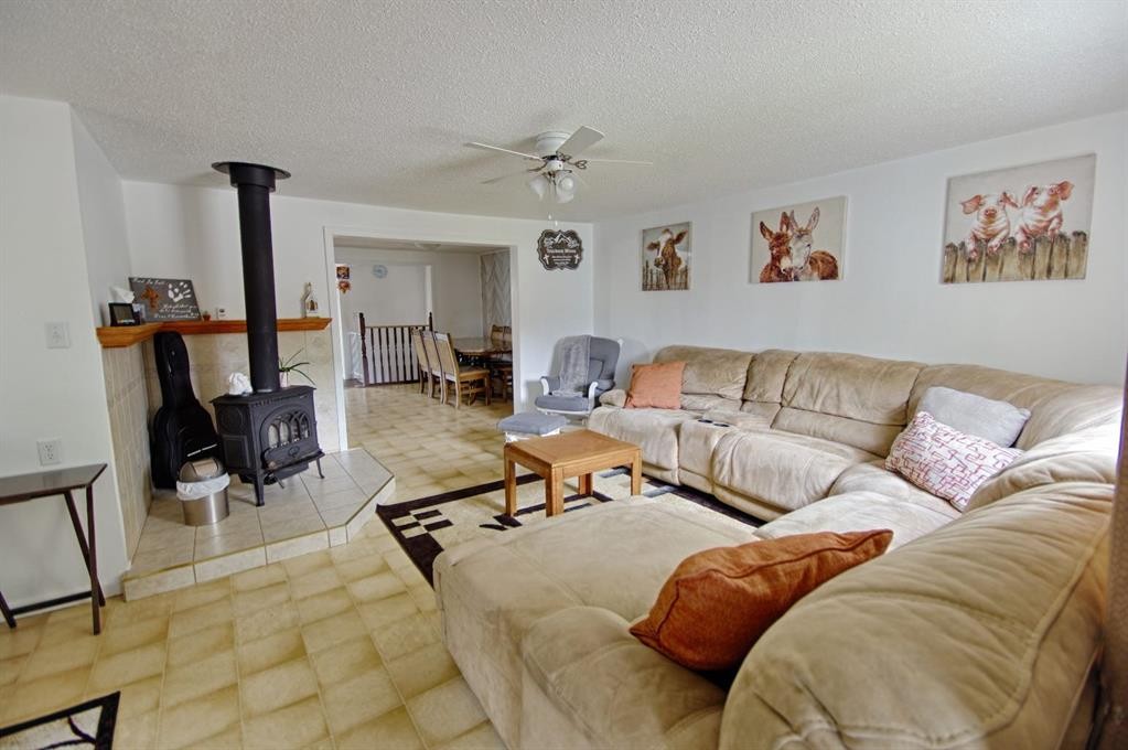 5109 44 Ave, Taber, AB - Indoor Photo Showing Living Room