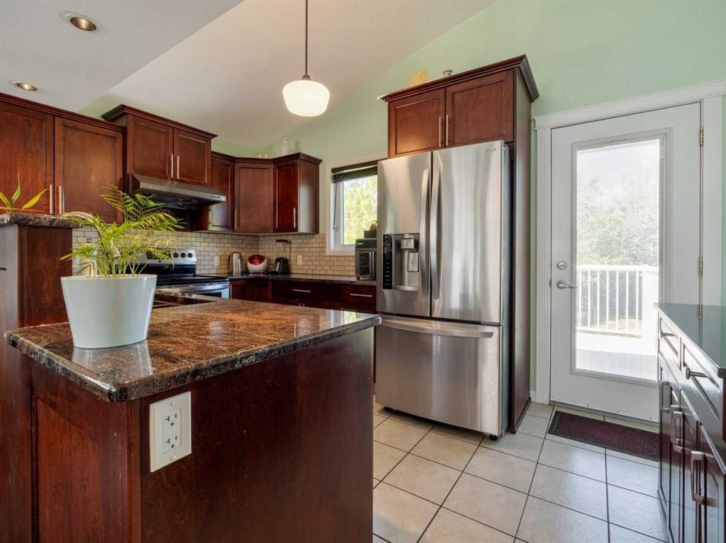 827 Kodiak Bay North, Lethbridge, AB - Indoor Photo Showing Kitchen With Stainless Steel Kitchen