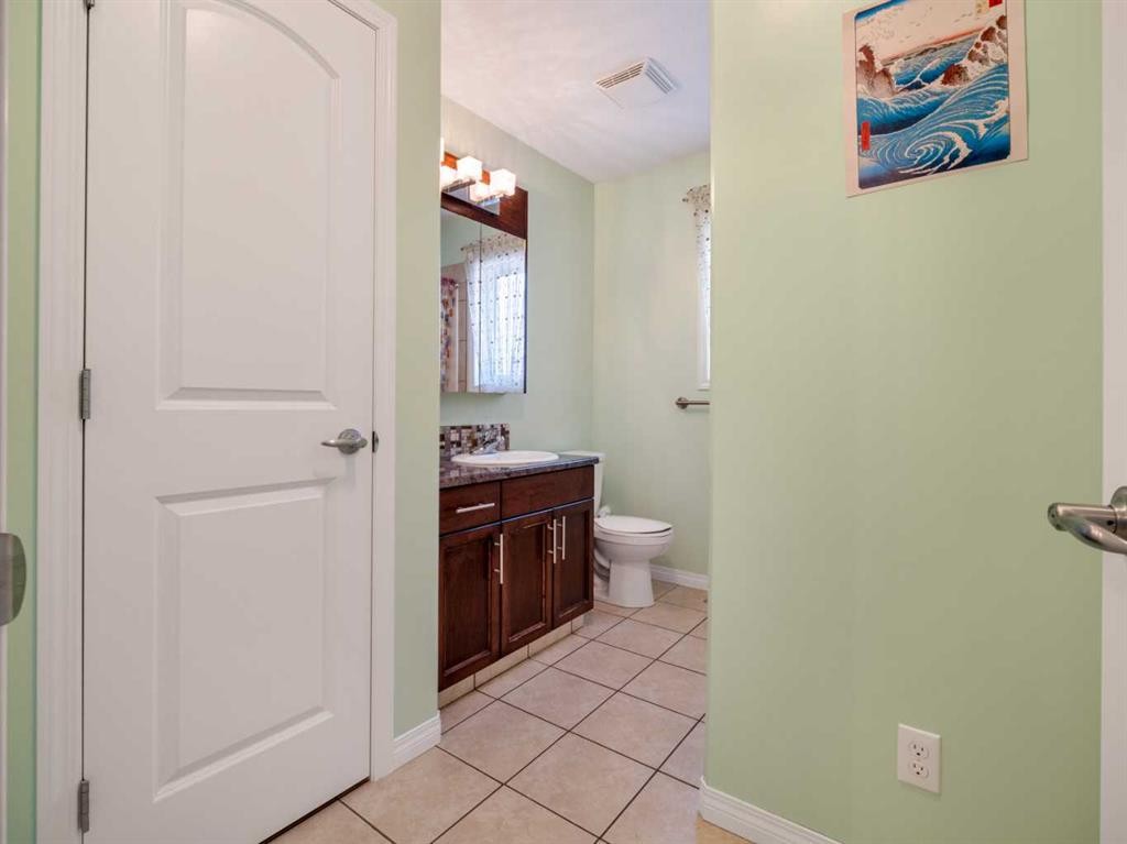 827 Kodiak Bay North, Lethbridge, AB - Indoor Photo Showing Bathroom