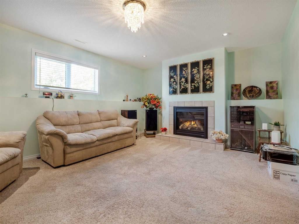 827 Kodiak Bay North, Lethbridge, AB - Indoor Photo Showing Living Room With Fireplace