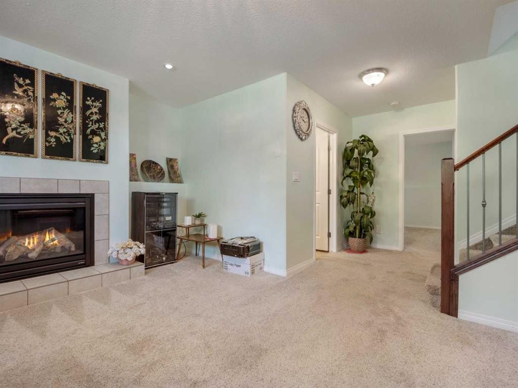 827 Kodiak Bay North, Lethbridge, AB - Indoor Photo Showing Living Room With Fireplace