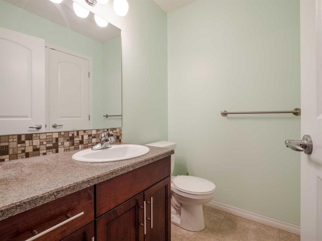 827 Kodiak Bay North, Lethbridge, AB - Indoor Photo Showing Bathroom