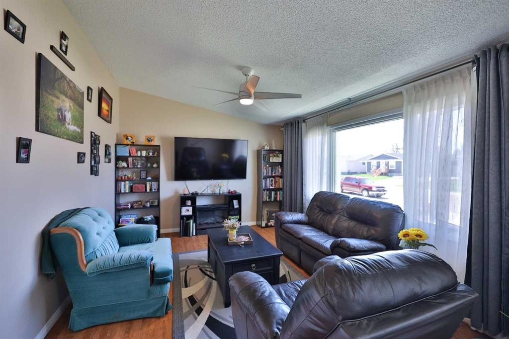 135 N 250 W, Raymond, AB - Indoor Photo Showing Living Room