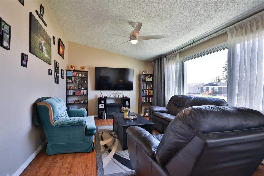 135 N 250 W, Raymond, AB - Indoor Photo Showing Living Room