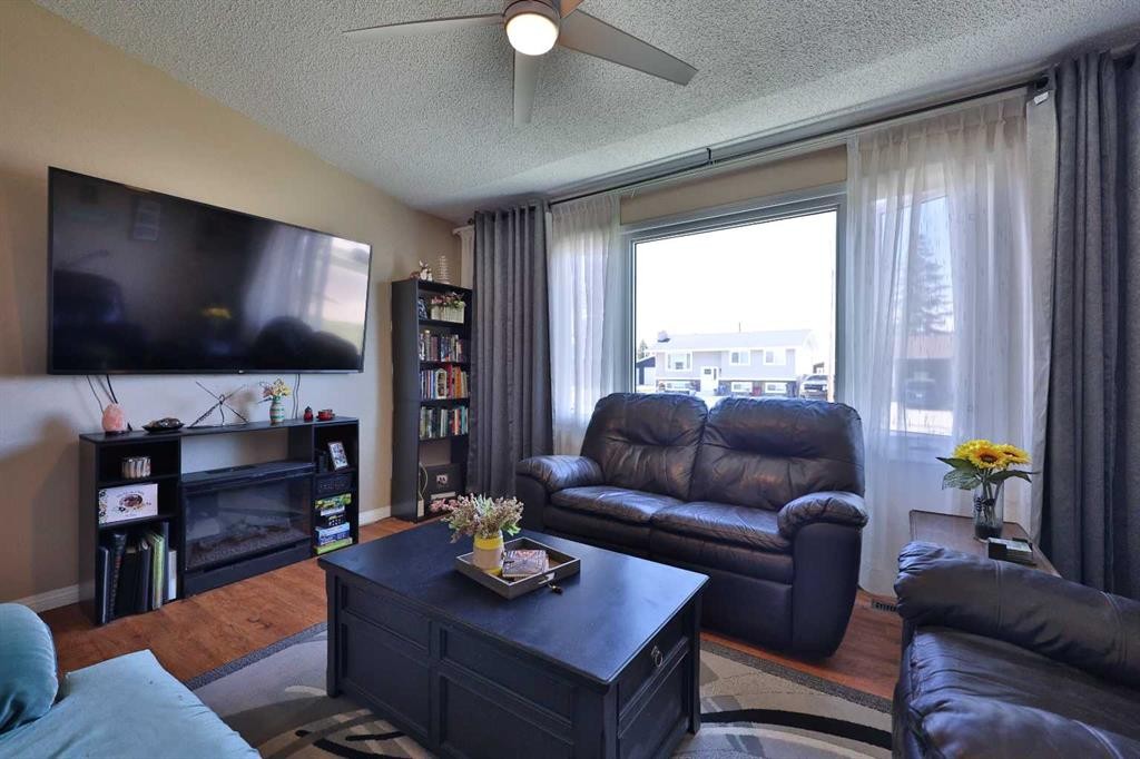 135 N 250 W, Raymond, AB - Indoor Photo Showing Living Room