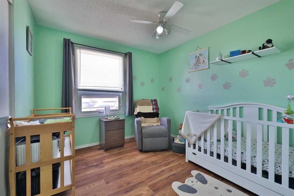 135 N 250 W, Raymond, AB - Indoor Photo Showing Bedroom