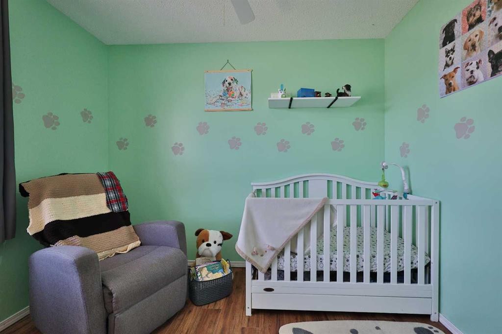 135 N 250 W, Raymond, AB - Indoor Photo Showing Bedroom