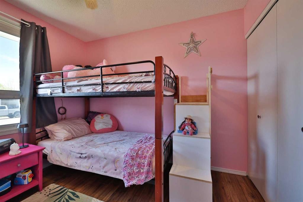 135 N 250 W, Raymond, AB - Indoor Photo Showing Bedroom