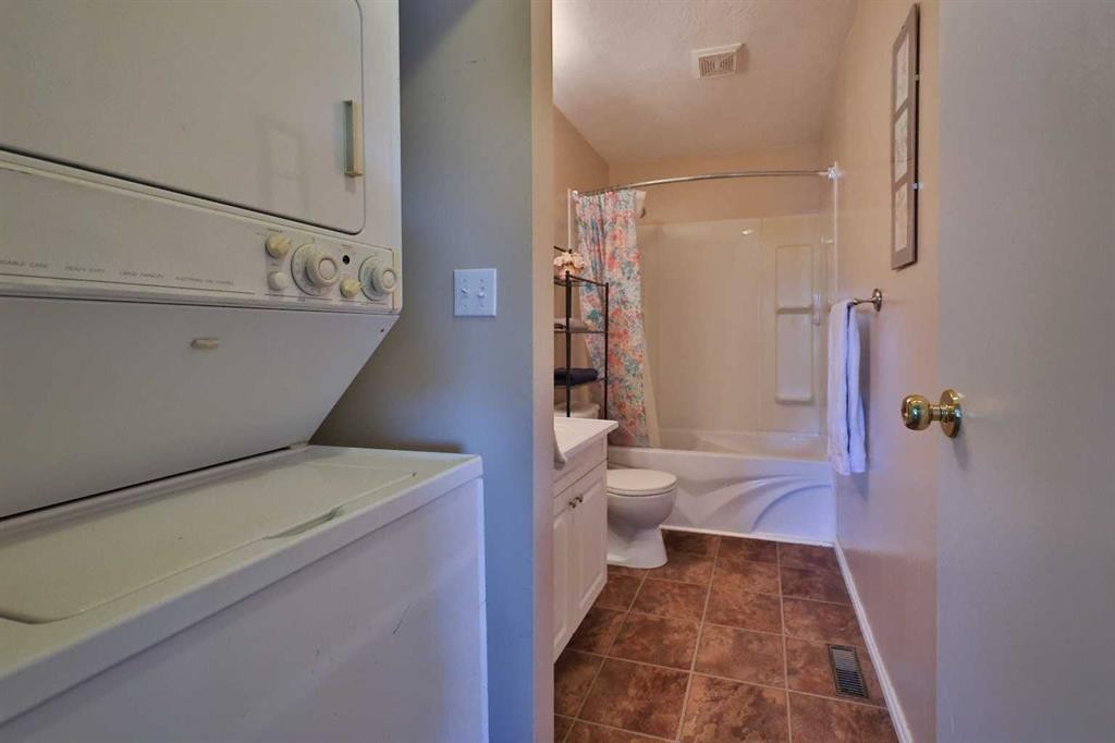 135 N 250 W, Raymond, AB - Indoor Photo Showing Laundry Room