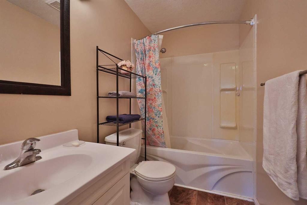 135 N 250 W, Raymond, AB - Indoor Photo Showing Bathroom