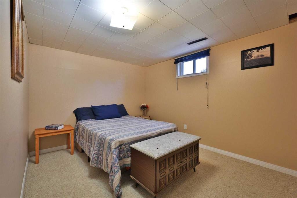 135 N 250 W, Raymond, AB - Indoor Photo Showing Bedroom