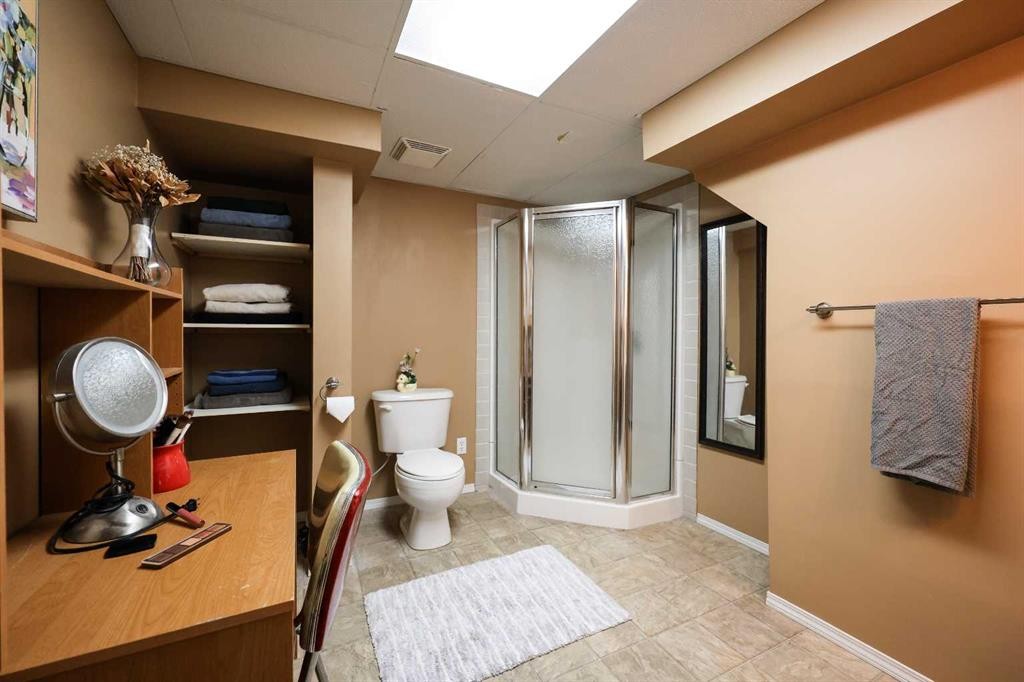 135 N 250 W, Raymond, AB - Indoor Photo Showing Bathroom