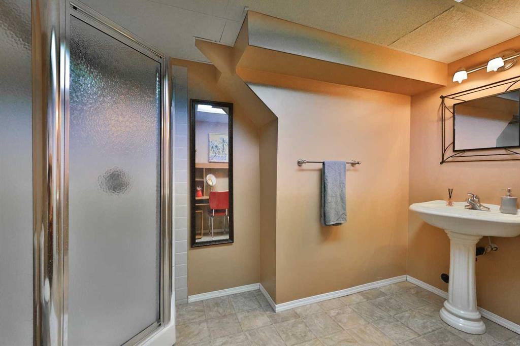 135 N 250 W, Raymond, AB - Indoor Photo Showing Bathroom