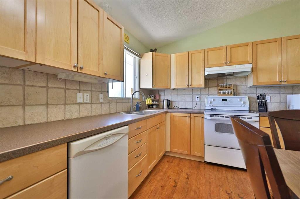 135 N 250 W, Raymond, AB - Indoor Photo Showing Kitchen With Double Sink