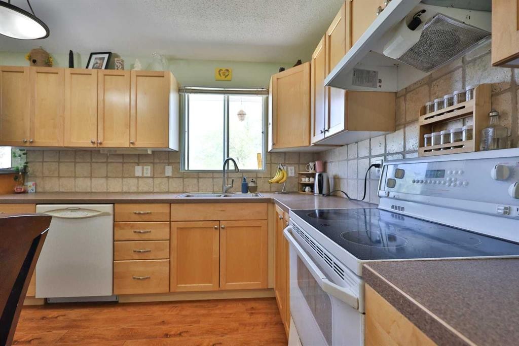 135 N 250 W, Raymond, AB - Indoor Photo Showing Kitchen With Double Sink