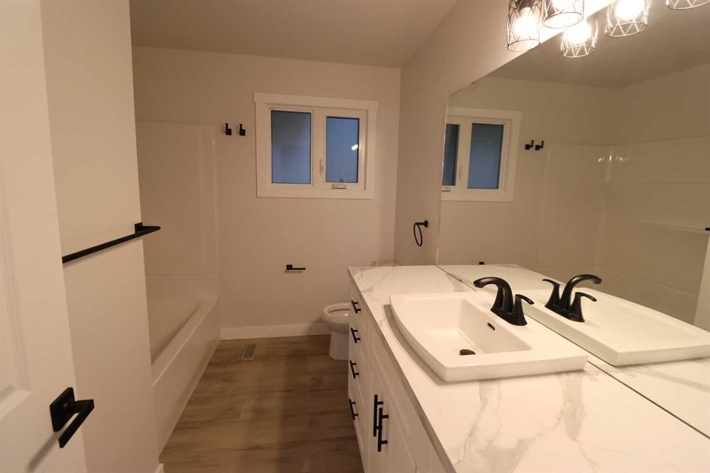 1816 11 St, Coaldale, AB - Indoor Photo Showing Bathroom