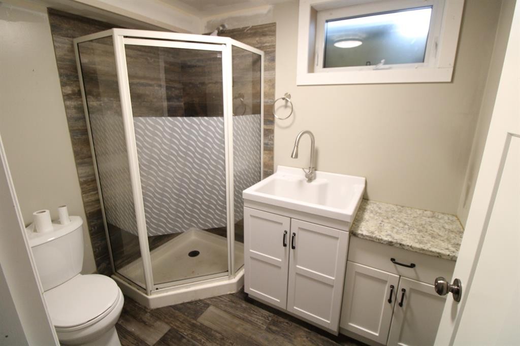 5715 56 St, Taber, AB - Indoor Photo Showing Bathroom