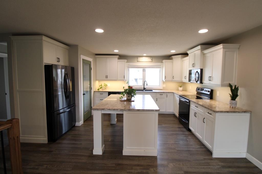 5715 56 St, Taber, AB - Indoor Photo Showing Kitchen With Double Sink