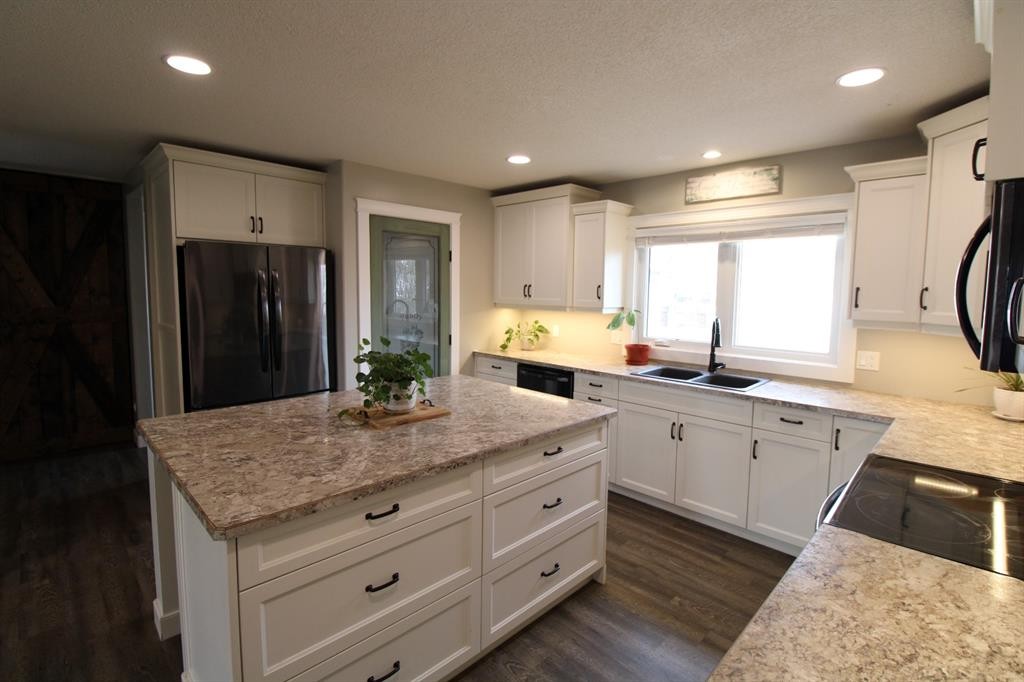 5715 56 St, Taber, AB - Indoor Photo Showing Kitchen With Double Sink