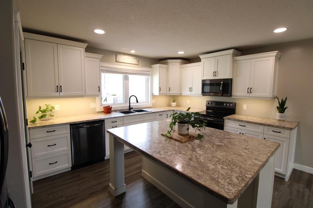 5715 56 St, Taber, AB - Indoor Photo Showing Kitchen With Double Sink