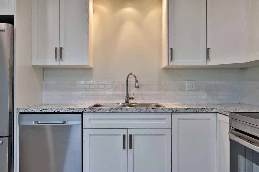 340 E 400 N, Raymond, AB - Indoor Photo Showing Kitchen With Upgraded Kitchen