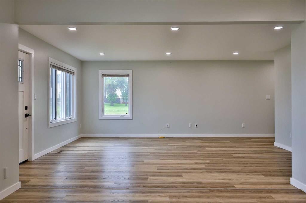 340 E 400 N, Raymond, AB - Indoor Photo Showing Other Room