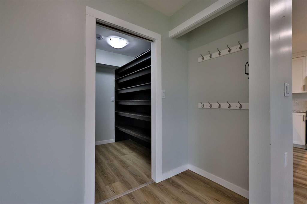 340 E 400 N, Raymond, AB - Indoor Photo Showing Other Room