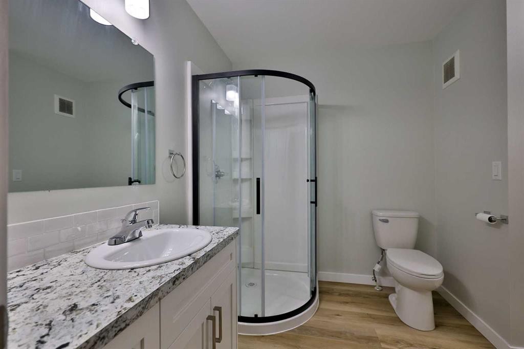 340 E 400 N, Raymond, AB - Indoor Photo Showing Bathroom