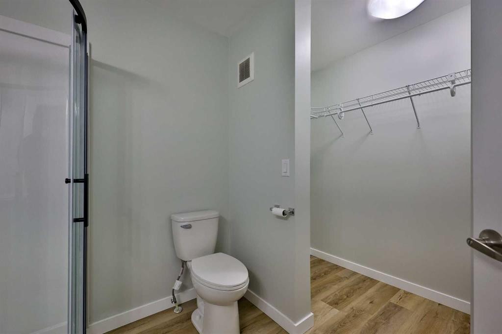 340 E 400 N, Raymond, AB - Indoor Photo Showing Bathroom