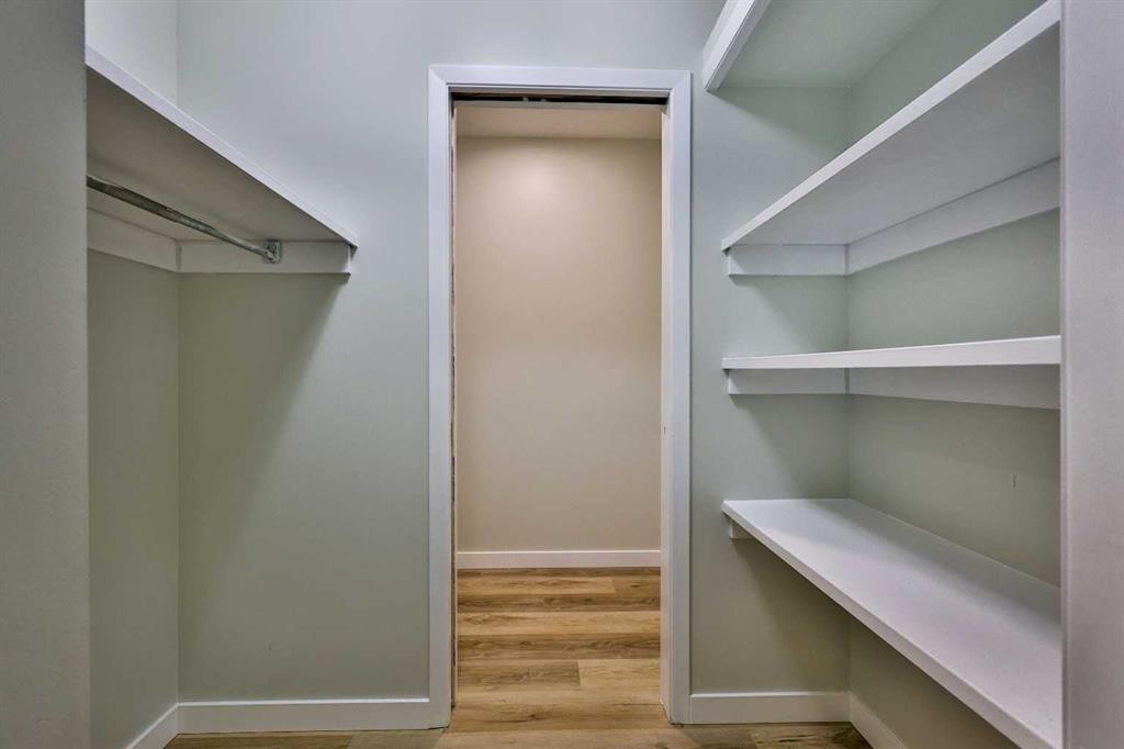 340 E 400 N, Raymond, AB - Indoor Photo Showing Other Room