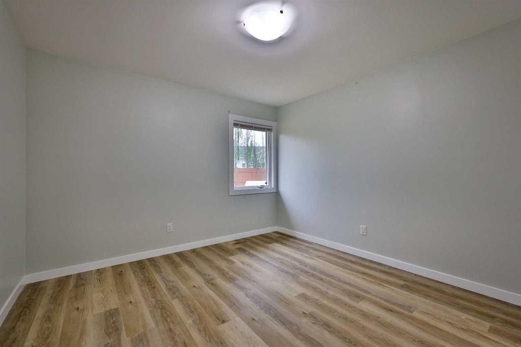 340 E 400 N, Raymond, AB - Indoor Photo Showing Other Room