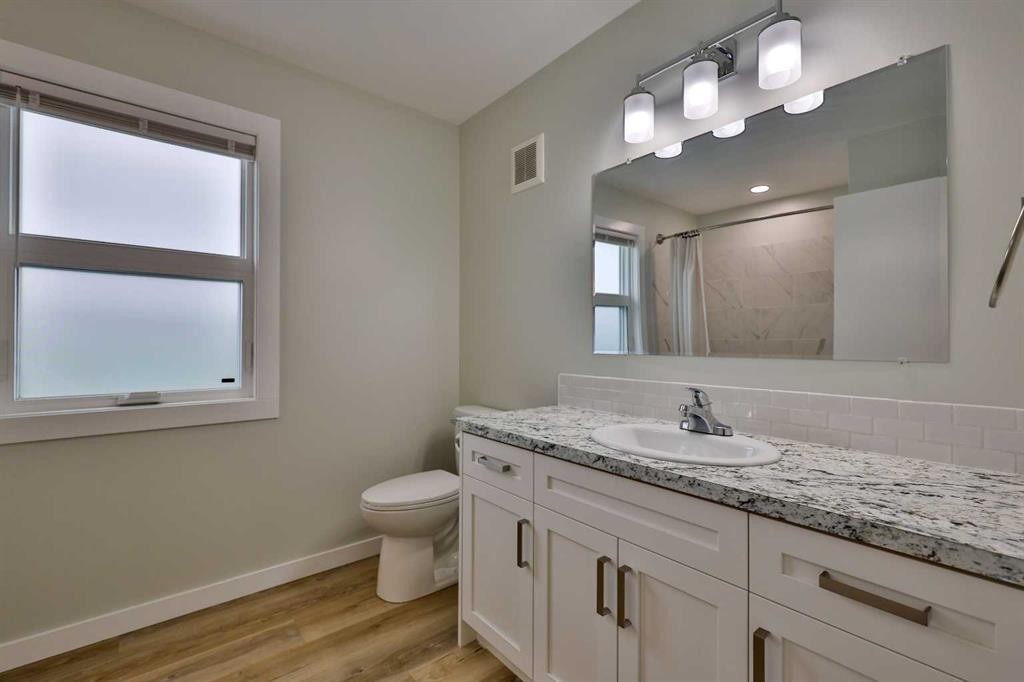 340 E 400 N, Raymond, AB - Indoor Photo Showing Bathroom