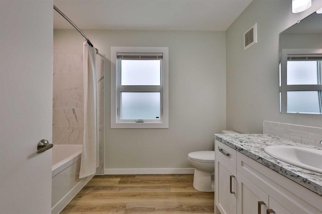 340 E 400 N, Raymond, AB - Indoor Photo Showing Bathroom