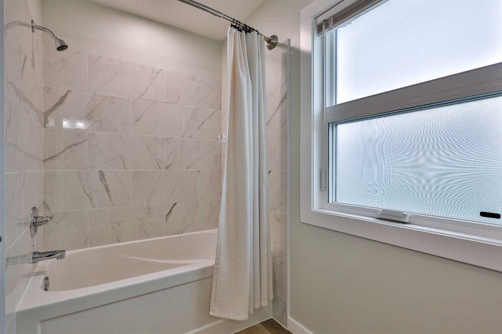 340 E 400 N, Raymond, AB - Indoor Photo Showing Bathroom