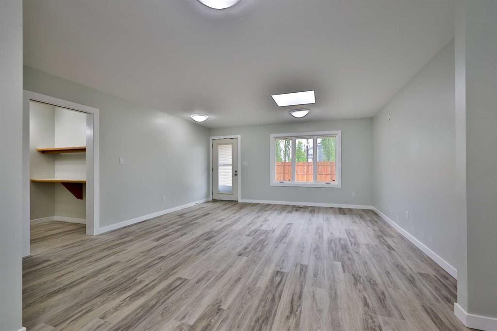 340 E 400 N, Raymond, AB - Indoor Photo Showing Other Room